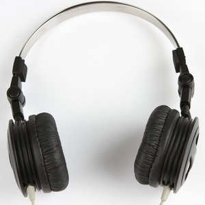 Наушники накладные классические AKG K404